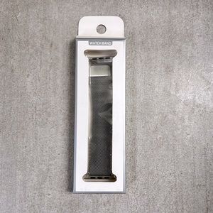 42mm metal mesh magnetic watch band. Brand new! Compatible with Apple watches.